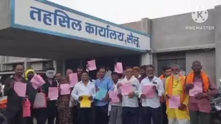 सेलू: दहेगाव (गोसावी) सर्कलच्या शेतकऱ्यांनी तहसीलदारांकडे केले कर्जमाफीचे अर्ज सादर