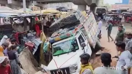 रजौली: रजौली बाईपास पर अनियंत्रित पिकअप ने दुकान में मारी टक्कर, चालक फरार