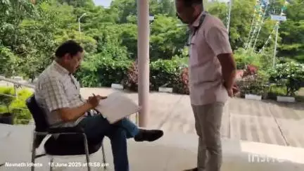 फुलंब्री: तहसील कार्यालयात जिल्हाधिकाऱ्यांनी पायऱ्यावर बसून केली हजेरी मस्टरची तपासणी, कर्मचाऱ्यांच्या उशिरा येण्याच्या तक्रारी