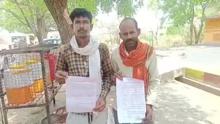 महोबा: पहरा में दबंगों द्वारा जमीन पर कब्जा करने से परेशान दो किसानों ने डीएम कार्यालय में की शिकायत