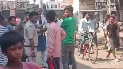 हसपुरा: हसपुरा डीह के ग्रामीणों ने हत्यारे की शीघ्र गिरफ्तारी को लेकर पटेल चौक पर किया प्रदर्शन