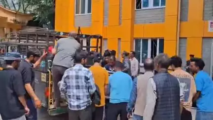 कुल्लू: भेखली सड़क पर हुए हादसे में जान गंवाने वाले दो लोगों के शवों को पोस्टमार्टम के बाद परिजनों को सौंपा गया