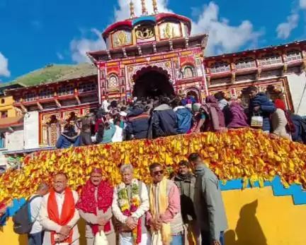 जोशीमठ: पूर्व मुख्यमंत्री तीरथ सिंह रावत ने बदरीनाथ धाम पहुंचकर किए भगवान बदरी विशाल के दर्शन