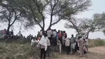 कौंच: ग्राम सुनाया में बबूल के पेड़ पर लटका मिला युवक का शव, पुलिस ने पोस्टमार्टम के लिए भेजा