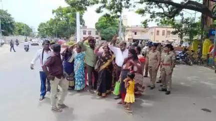கோவை தெற்கு: 5வது நாளாக ஆட்சியர் அலுவலகம் முன்பு போராட்டத்தில் ஈடுபட்ட முயன்ற ஒப்பந்த தூய்மை பணியாளர்கள் கைது