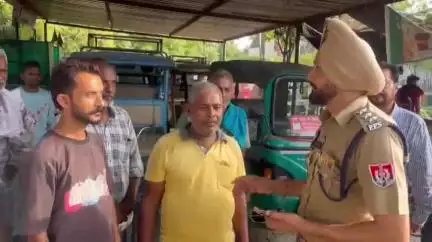 ਫਰੀਦਕੋਟ: ਬੱਸ ਸਟੈਂਡ ਸਮੇਤ ਹੋਰ ਇਲਾਕਿਆਂ ਵਿੱਚ ਪੁਲਿਸ ਨੇ ਡੀਐੱਸਪੀ ਹੈੱਡਕੁਆਟਰ ਦੀ ਅਗਵਾਈ ਹੇਠ ਈ ਰਿਕਸ਼ਾ ਚਾਲਕਾਂ ਨੂੰ ਕੀਤਾ ਜਾਗਰੂਕ