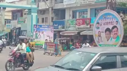 పెద్దపల్లి: పట్టణంలో మంత్రుల రాకకు స్వాగతం పలుకుతూ భారీ ఫ్లెక్సీలు ఏర్పాటు
