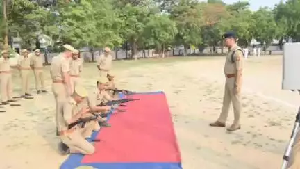 नवाबगंज: पुलिस लाइन स्थित परेड ग्राउंड में एसपी ने परेड की सलामी लेने के बाद परेड और पुलिस लाइन का किया निरीक्षण