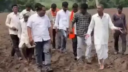 कळमनूरी: गांगापूर शिवारात आमदार संतोष बांगर यांनी केली वादळी वाऱ्याने झालेल्या नुकसानीची पाहणी