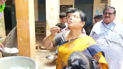 భీమడోలు హైస్కూల్ లో మధ్యాహ్న భోజన పథకాన్ని పరిశీలించి, విద్యార్థులకు భోజనం వడ్డించిన ఎంపీడీఓ పద్మావతిదేవి