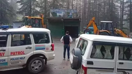 लोहाघाट: प्रशासन ने चम्पावत मार्ग लोहाघाट में मायावती तिराहे के पास वर्षों पुराने पक्के भवन में जेसीबी चलाकर किया ध्वस्त