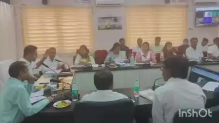 अशोक नगर: कलेक्ट्रेट सभाकक्ष में राजस्व एवं स्वास्थ्य विभाग की संयुक्त बैठक आयोजित