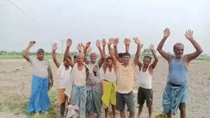 जोगापट्टी: बगही पुरैना पंचायत के कटहरवा टोला के स्थित बबली सरेह खेतों तक नहीं पहुंची बिजली किसानों ने किया प्रदर्शन#jansamsya
