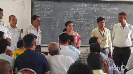 एकमा: एकमा नगर पंचायत: उपमुख्य पार्षद पद के निर्वाचन हेतु कर्मियों को दिया गया प्रशिक्षण