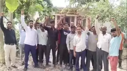 धनौरा: गजरौला के गांव ख्यालीपुर ढाल के रहने वाले लोगों को नहीं मिल रही बिजली आपूर्ति, किया प्रदर्शन #jansamasya
