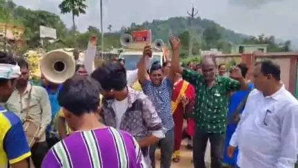 ରାୟଗଡା: ଗୁଲୁଗୁଡା ପଞ୍ଚାୟତରେ ବିକାଶ ବାହାନ ଗାଡ଼ି କୁ ବିପୁଳ ପରିମାଣ ରେ କଲେ ସ୍ଵାଗତ