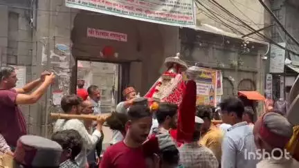 मंडी: मां चामुंडा भक्त के घर दावत पर, मण्डी में पहुंचते ही देव ध्वनि से गूंजा पूरा क्षेत्र, भक्त की मुरादें हुईं पूरी