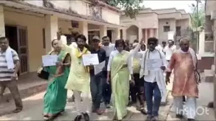 बांदा: JDU ने बच्ची के साथ दुष्कर्म और उपचार के दौरान उसकी मौत के संबंध में राष्ट्रपति को संबोधित ज्ञापन DM को सौंपा
