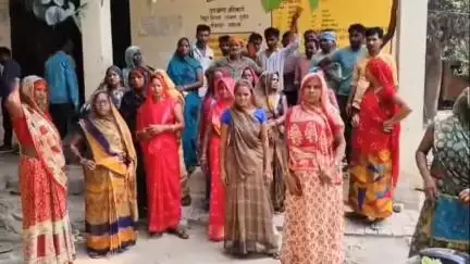 बीकापुर: विद्युत आपूर्ति को लेकर परेशान सोनखरी गांव की दर्जनों महिलाएं पहुंची बीकापुर विद्युत उपकेंद्र पर दिया धरना, #Jansamasya