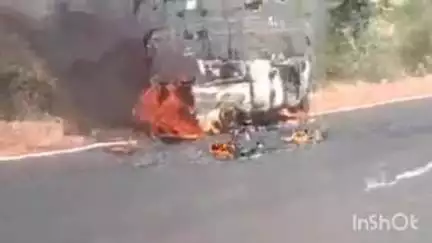 दौसा: भांडारेज के पास खारंडी नदी के निकट चलते ऑटो रिक्शा में लगी आग, चालक और मालिक ने कूदकर बचाई जान
