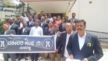 ಮಳವಳ್ಳಿ: ಪಟ್ಟಣದಲ್ಲಿ ವಿವಿಧ ಬೇಡಿಕೆಗಳ ಈಡೇರಿಕೆಗೆ ಆಗ್ರಹಿಸಿ ವಕೀಲರು ನ್ಯಾಯಾಲಯ ಕಲಾಪಕ್ಕೆ ಗೈರು ಹಾಜರಾಗಿ ಪ್ರತಿಭಟನೆ