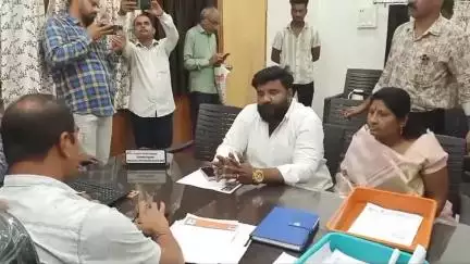 धुळे: प्रभाग क्रमांक 17 मधील वीजपुरवठा प्रश्नी माजी नगरसेविका उगले यांनी साक्री रोड वीज वितरण कंपनीत अभियंताना दिले निवेदन