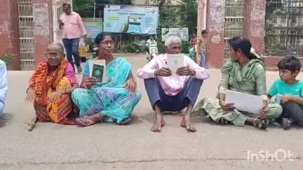 కరీంనగర్: చిగురుమామిడి మండల తాహసిల్దార్ ఇబ్బందులకు గురి చేస్తున్నాడు అంటూ ఓ కుటుంబం జిల్లా కలెక్టరేట్ ముందు నిరసన