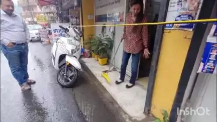 सोलन: RH सोलन के नजदीक सड़कों पर बह रहा सीवरेज का पानी, स्थानीय लोग परेशान, वार्ड पार्षद ने अस्पताल प्रशासन पर उठाए सवाल