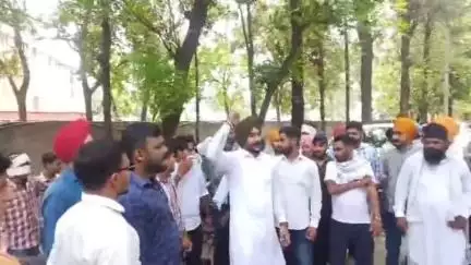थानेसर: शाहाबाद नगर पालिका के कुछ अधिकारियों और कर्मचारियों पर समाजसेवियों ने लगाए भ्रष्टाचार के आरोप, SDM को सौंपा ज्ञापन