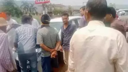 रामपुर नैकिन: बघवार चौराहे के समीप चलती कार में हुआ तेज़ धमाका, मौके पर पहुंची पुलिस