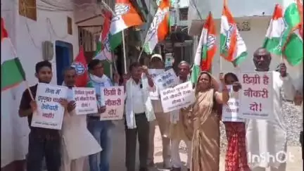 अरवल: जिला मुख्यालय में कांग्रेस कार्यकर्ताओं का प्रदर्शन, नीतीश सरकार को उखाड़ फेंकने का किया आह्वान