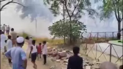 गोंडा: कोतवालीनगर क्षेत्र के सर्कुलर रोड स्थित कर्बला कब्रिस्तान में अज्ञात कारणों से आग लगी, फायर ब्रिगेड की टीम जुटी