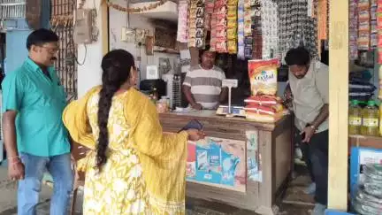 జన్నారం: జన్నారం మండల కేంద్రంలోని ప్రతి వ్యాపారి తప్పనిసరిగా ట్రేడ్ లైసెన్స్ తీసుకోవాలి: డిఎల్పిఓ ధర్మారాణి