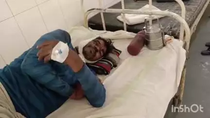 अशोक नगर: खिरिया गांव: नशे में बेटे ने पिता के सिर में लाठी मारी, पुलिस ने अस्पताल में भर्ती कराया