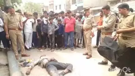 अलीगंज: अलीगंज थाना क्षेत्र के डांक बगला के तिराहे पर युवक का संदिग्ध परिस्थितियों में मिला शव, मौके पर पहुंची अलीगंज पुलिस