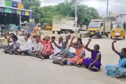 పుంగనూరు: తమ గ్రామంలోనే 3,4,5,  తరగతులను నిర్వహించాలి. ధర్నా నిర్వహించిన. గ్రామస్తులు. #localissue