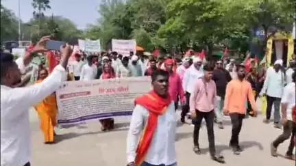 जळगाव: आदिवासी बांधवांच्या हक्कासाठी बिऱ्हाड मोर्चा जिल्हाधिकारी कार्यालयावर धडकला; खान्देश कॉम्प्लेक्सपासून मोर्चाला सुरूवात