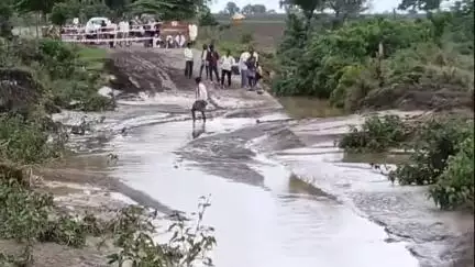 ಕುಂದಗೋಳ: ಕುಂದಗೋಳ ಮತಕ್ಷೇತ್ರದಲ್ಲಿ ಅತಿವೃಷ್ಟಿಯಿಂದ ಹಾನಿಗೊಳಗಾಯ ಪ್ರದೇಶಗಳಿಗೆ ಭೇಟಿ ನೀಡಿ ಪರಿಶೀಲಿಸಿ ವೀಕ್ಷಣೆ ಮಾಡಿದ ಸಚಿವ ಸಂತೋಷ್ ಲಾಡ್