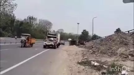 शहीद स्मारक चौराहा स्थित ओवर ब्रिज के पास रॉन्ग साइड से आ रही पिकअप हुई अज्ञात से दुर्घटना की शिकार