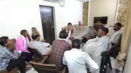 पीपलदा: पीपल्दा विधायक चेतन पटेल ने कोलाना अपने आवास पर क्षेत्र के लोगों की जनसुनवाई की, बड़ी संख्या में पहुंचे ग्रामीण