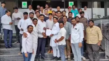 जालना: स्थानिक हद्दीतील सर्व अवजड वाहनांना टोल माफ करण्याची मागणी..
ट्रान्सपोर्ट चालक मालक यांनी खा.कल्याण काळे यांना निवेदन