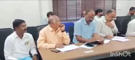 నాగర్ కర్నూల్: జిల్లాలో కొనసాగుతున్న సాగునీటి ప్రాజెక్టుల పురోగతిపై సమీక్ష నిర్వహించిన నాగర్ కర్నూల్ కలెక్టర్ బాధావత్ సంతోష్