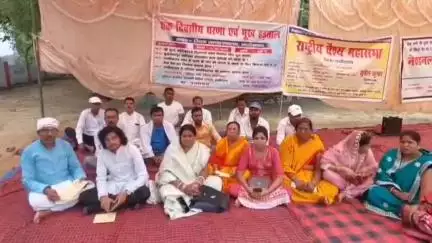 लखीसराय: 4 सूत्री मांगों को लेकर एसएफआई एवं अखिल भारतीय जनवादी महिला समिति ने समाहरणालय में दिया धरना