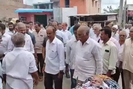 పుంగనూరు: జాండ్రపేటలో రిటైర్డ్ హెడ్మాస్టర్ మృతదేహాన్ని సందర్శించే నివాళులర్పించిన .ఎమ్మెల్యేలు