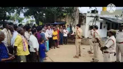 లేపాక్షి మండలం కంచి సముద్రం గ్రామంలో కార్డెన్ సర్చ్ లో నిర్వహించిన  లేపాక్షి ఎస్సై నరేంద్ర పోలీసు సిబ్బంది