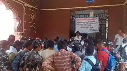 दरभंगा: मिथिला विश्वविद्यालय मुख्यालय पर छात्र इकाई का कई मांगों को लेकर धरना प्रदर्शन