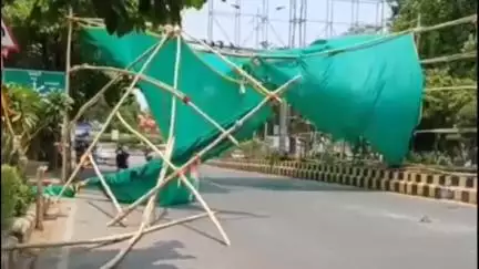 महाराणा प्रताप चौराहे पर लोगों को धूप से बचाने के लिए लगाया गया तिरपाल उखड़ा, वीडियो सोशल मीडिया पर वायरल