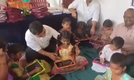 సంగారెడ్డి: పోతిరెడ్డిపల్లి చౌరస్తాలోని మండల పరిషత్ ప్రాథమిక పాఠశాల్లో అక్షరాభ్యాసం కార్యక్రమం, పాల్గొన్న అదనపు కలెక్టర్ చంద్రశేఖర్