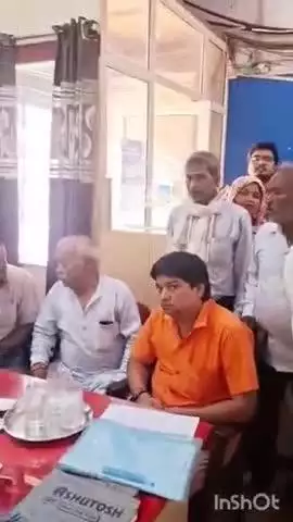 जसराना: इंडियन बैंक जसराना की शाखा में उपभोक्ता पहुंचे, खाते से हुए गवन के मामले में अधिकारियों से रुपए वापस कराने की की मांग