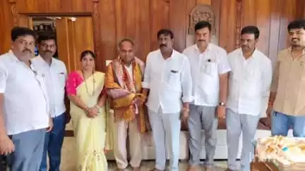 ಬ್ಯಾಡಗಿ: ನೂತನ ಬಿಜೆಪಿ ಜಿಲ್ಲಾಧ್ಯಕ್ಷ ವಿರೂಪಾಕ್ಷಪ್ಪ ಬಳ್ಳಾರಿ ಅವರನ್ನು ಸನ್ಮಾನಿಸಿದ ನಗರಸಭೆ ಅಧ್ಯಕ್ಷೆ ಶಶಿಕಲಾ ಮಾಳಗಿ